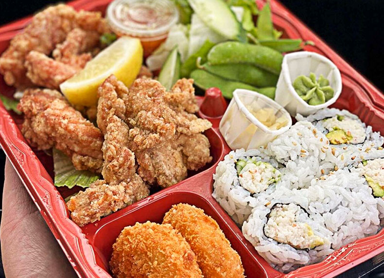 Bento cơm nắm và gà chiên giòn